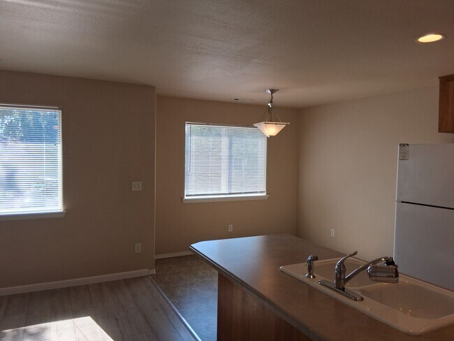Building Photo - Clean and Updated 2 Bed, 2 Bath Upstairs Apartment in East Medford