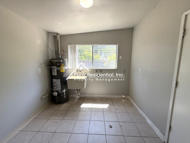 Building Photo - Mid-Century Modern 3bd/2ba Near Madison & ...