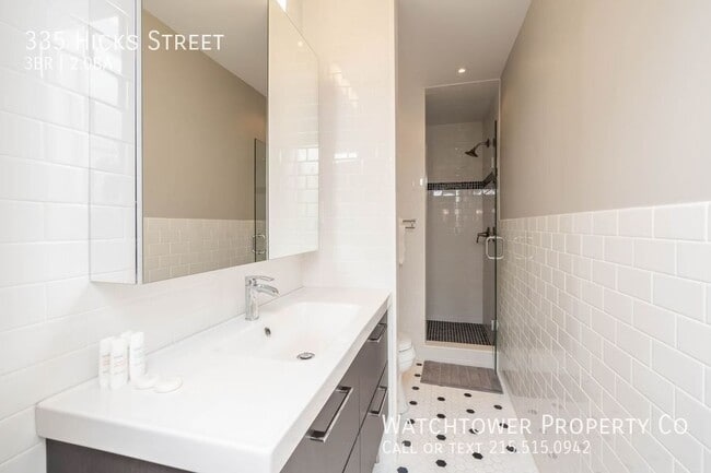 Building Photo - 335 S Hicks St