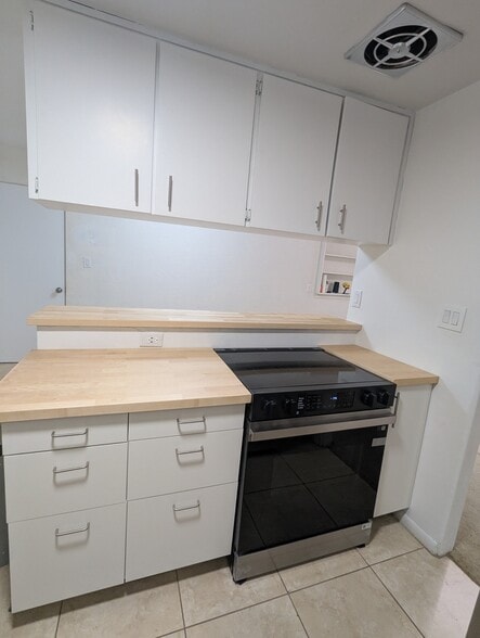 Building Photo - 2002 NE 15th Ter