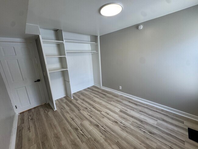 Building Photo - 704 E Walnut St