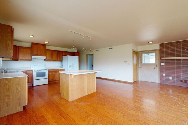 Building Photo - Farmhouse - Showings now Available