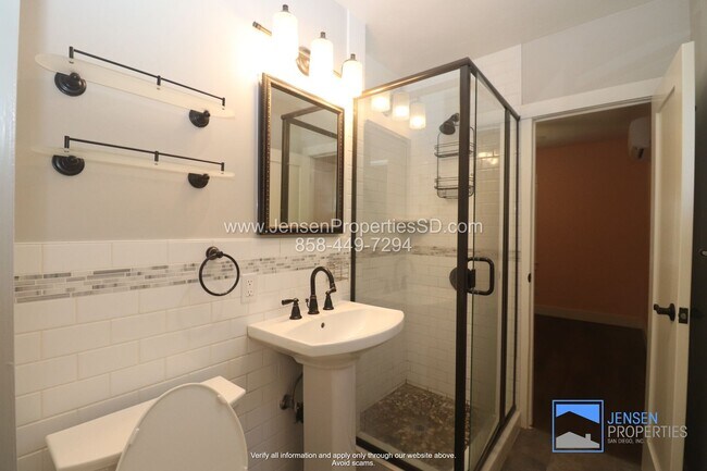 Building Photo - 2BR/1BA HOUSE w/ DRIVEWAY + GARAGE, WASHER...