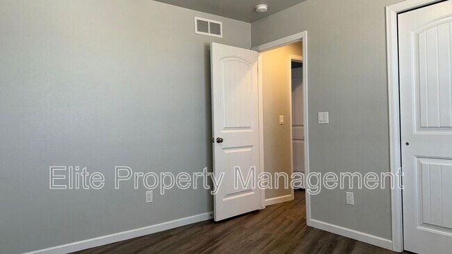 Building Photo - 3137 W 18th St