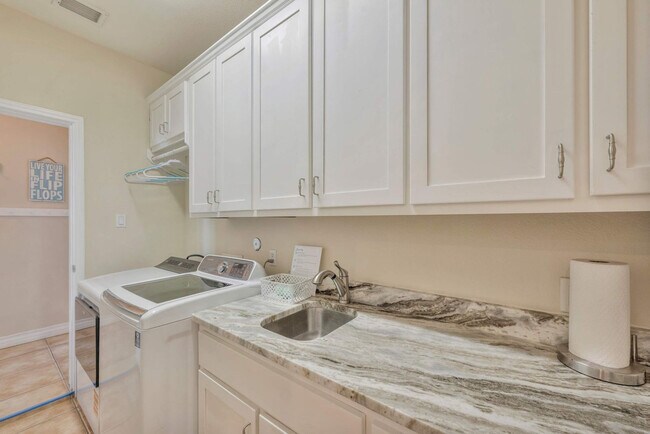 Building Photo - 660 Kara Dr