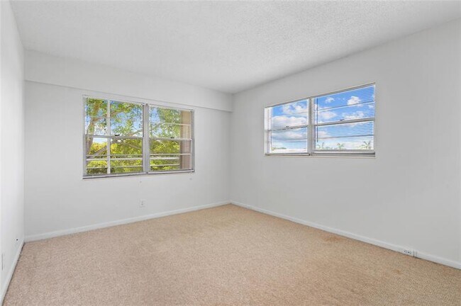 Building Photo - 410 Fanshaw J
