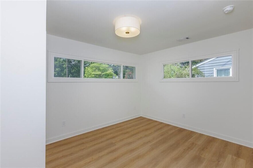 Building Photo - 3026 Brook Dr