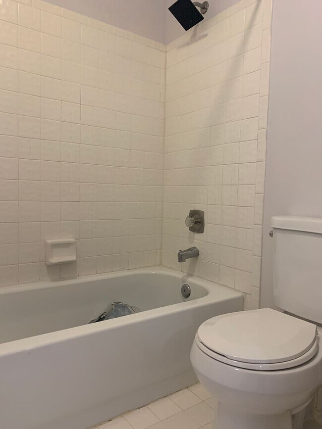 Building Photo - All  Utilities  included  in the rent - 2/...