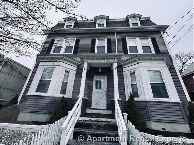 Building Photo - 10 Wallace St