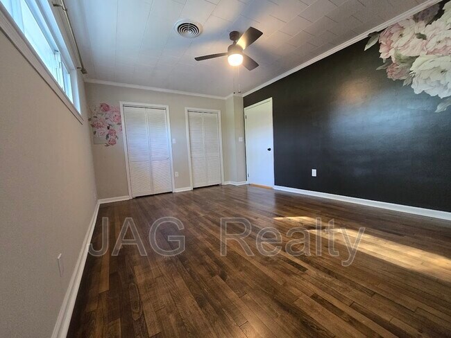 Building Photo - 328 W Liberty St