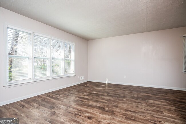 Building Photo - 537 Plainville Dr SW