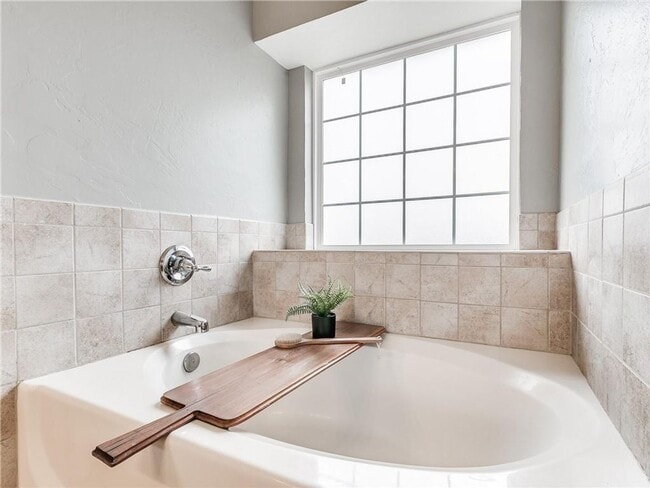 Building Photo - Beautiful Three Bedroom in South Norman!