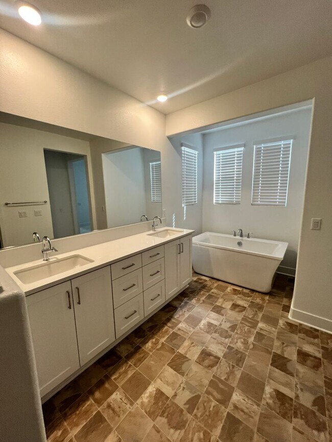 Building Photo - Camarillo - Newer 4 bedroom, 3.5 home