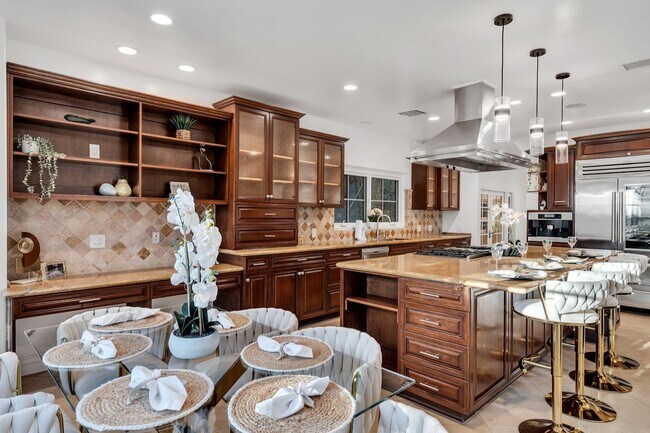 Building Photo - GORGEOUS 7 BED 6.5 BATH FOR LEASE IN BEVER...