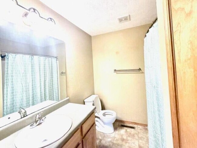 Building Photo - COMING SOON! Ozark 3 Bed / 2 Bath