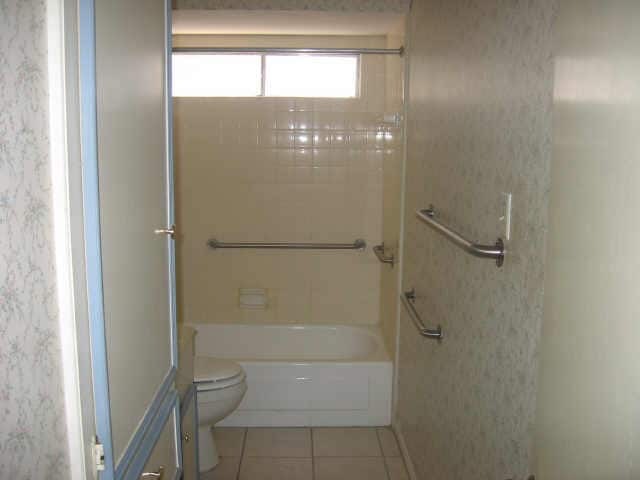 Building Photo - 330 N Forest Blvd