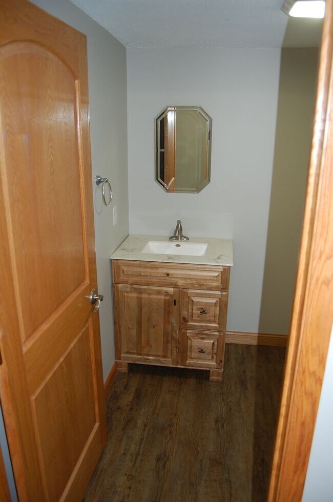 Building Photo - Cute & clean and close to campus!