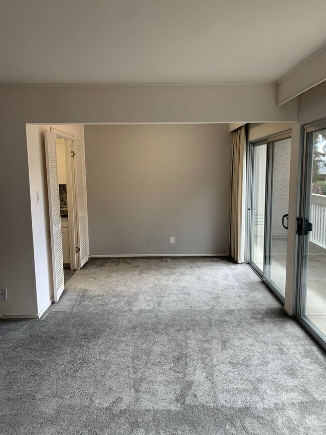 Building Photo - Lovely 2-Bedroom Apartment in Sharon Heights