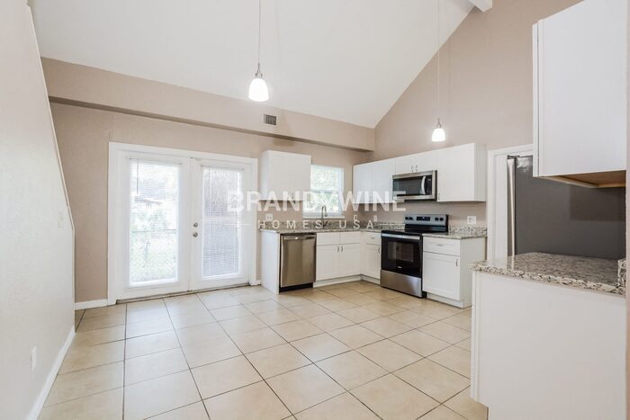 Building Photo - 700 E 7th St