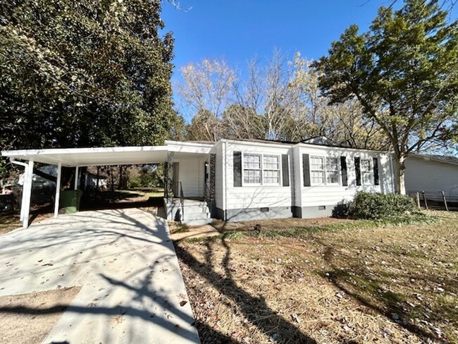 Building Photo - MOVE IN READY TWO BEDROOM ONE BATH - GREAT...