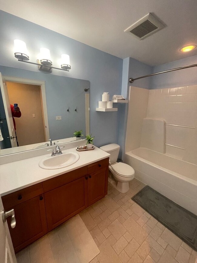 Building Photo - Spacious 3BD/2.5BTH Available for Lease in...