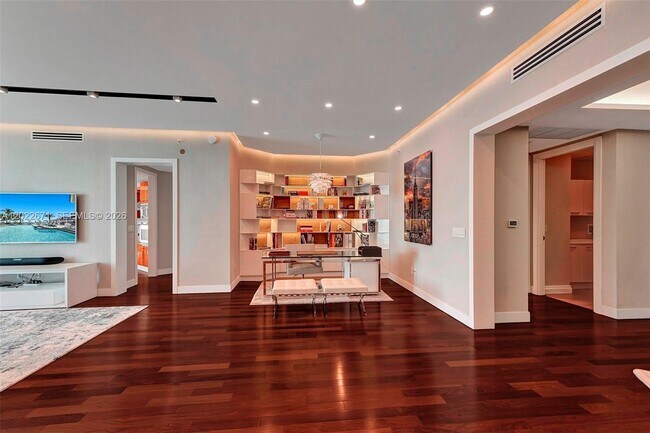 Building Photo - 16051 Collins Ave