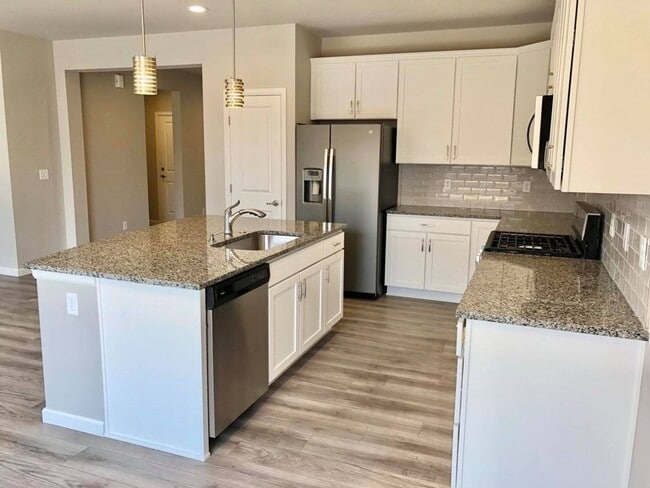 Building Photo - Gorgeous Ranch-Style House in Berthoud!