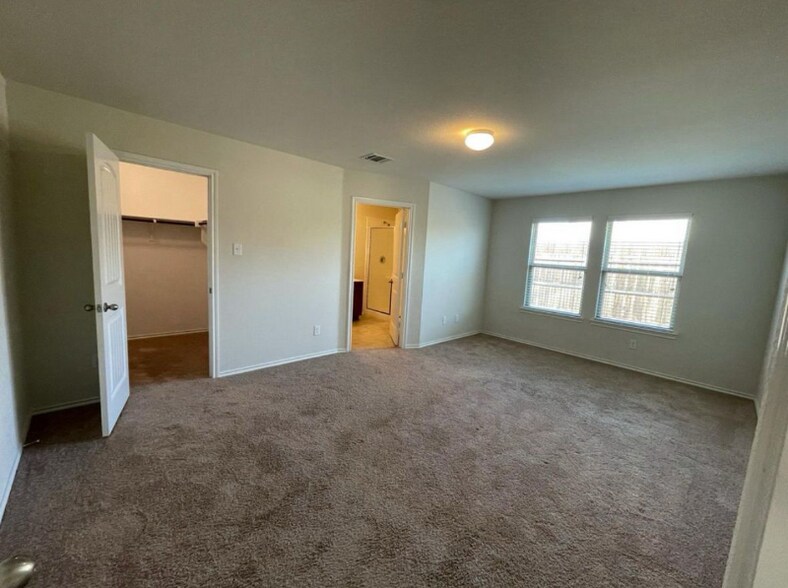 Primary Photo - 910 Amber St