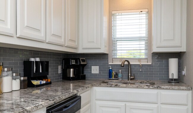 Building Photo - 2213 Park Hill Dr