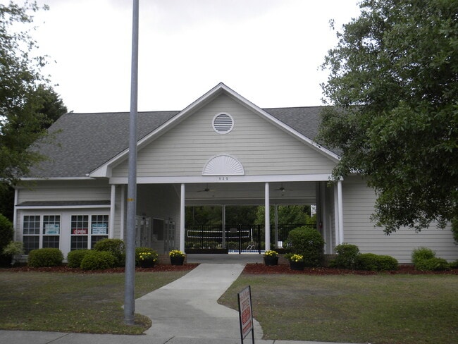 Building Photo - Freshly Painted! New Luxury Vinyl Plank Fl...