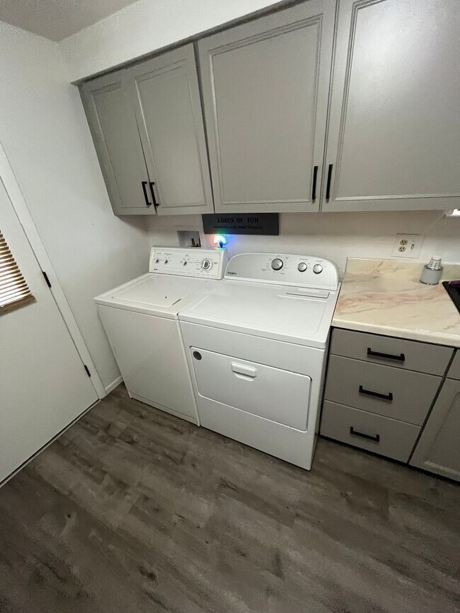 Building Photo - Cute 2 Bedroom Duplex in the Heart of Love...