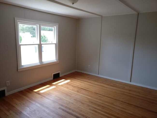 Building Photo - 4-Bedroom Home for Rent Summer 2026