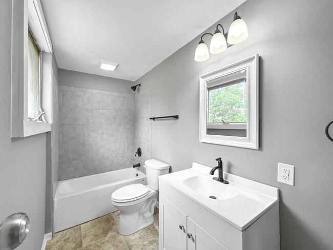Building Photo - Don’t Miss This Lovely 2-Bed, 1-Bath Home ...