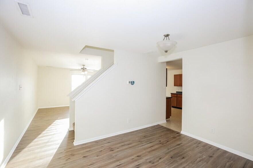Building Photo - 7322 Fox Point Dr