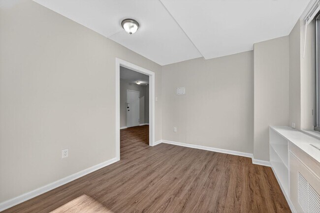 Building Photo - Short Term Lease Availble: Charming & Brig...