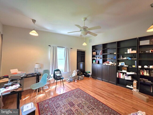 Building Photo - 10930 Howland Dr