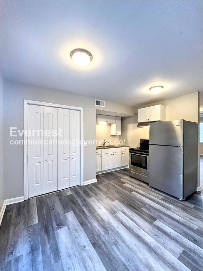 Building Photo - 2315 Oak Ct