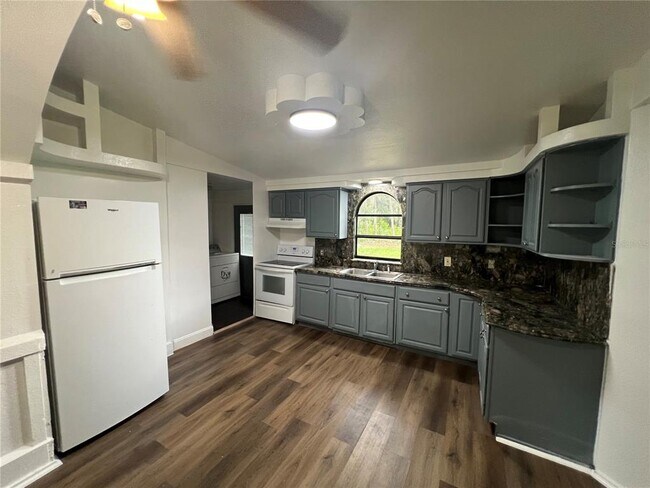 Building Photo - 5195 Countryside Ct