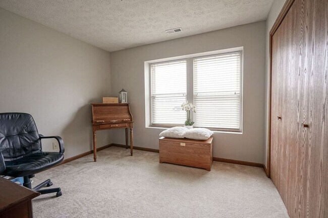 Building Photo - South side 3 Bedroom, 2 Bath Home, w/ 2 car attached garage