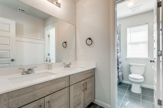 Building Photo - Beautiful Modern 2 story home!