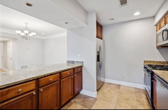 Building Photo - 6980 Roswell Rd