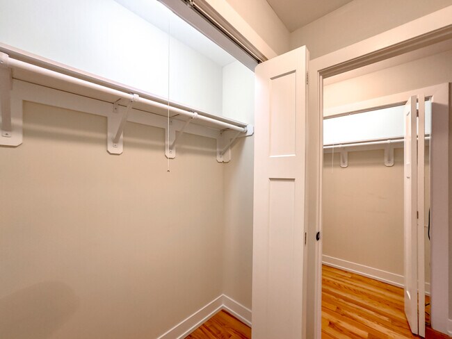 Building Photo - 510 W Briar Pl