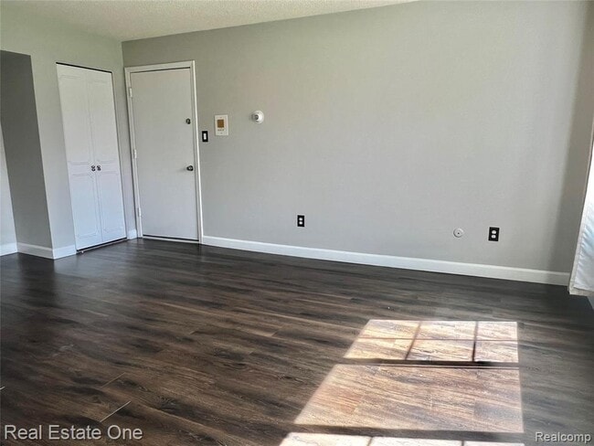 Building Photo - 100 W Hickory Grove Rd