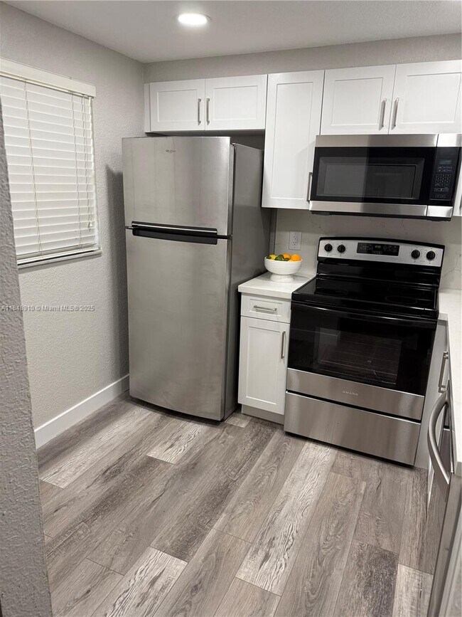 Building Photo - 9450 Poinciana Pl