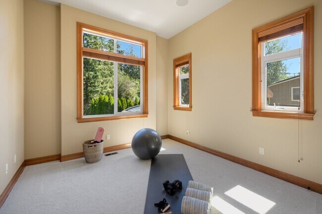 Building Photo - Live the Tuscan Life in Kirkland