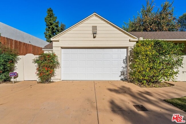 Building Photo - 17117 Weddington St