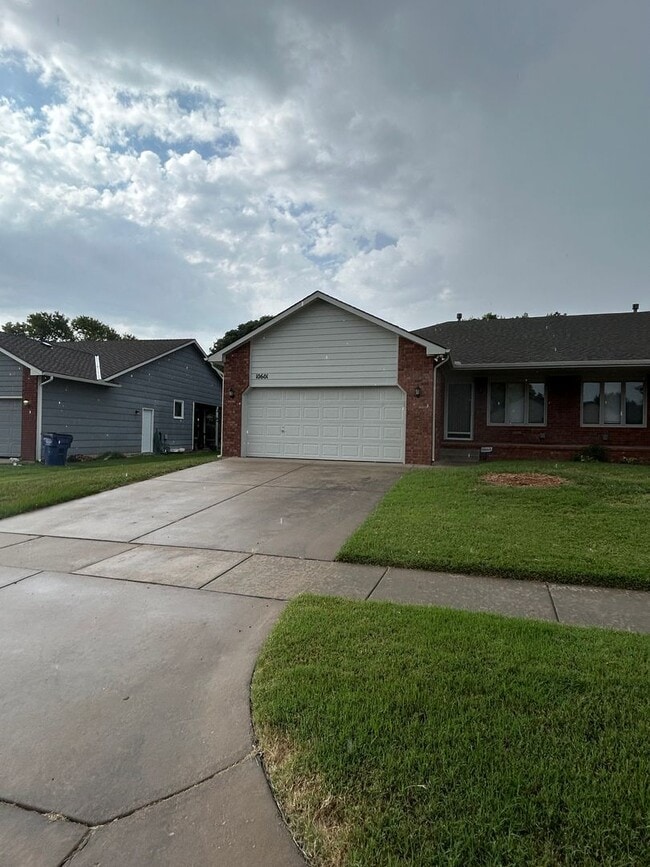 Primary Photo - 10601 W Douglas Ave