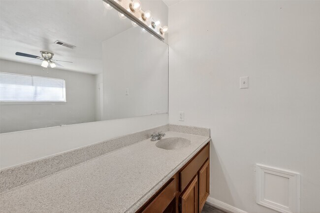 Building Photo - 2709 Lee Cir