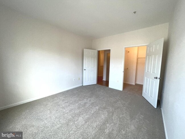 Building Photo - 4852 Eisenhower Ave