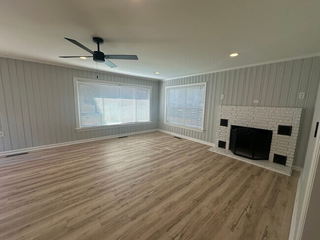 Building Photo - Updated 2 Bedroom, 1 Bath Home Locate Close to Wrightsville Beach